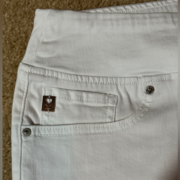 Belle by Kim Gravel TripleLuxe White Twill 5-Pocket 8" Shorts Size 14 A395459 - Picture 3 of 9